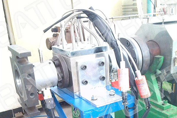 melt gear pump for cable extruder system