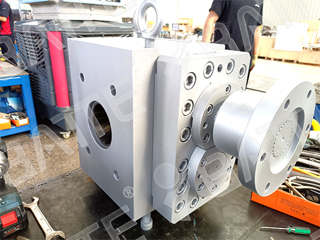 Rubber melt pump