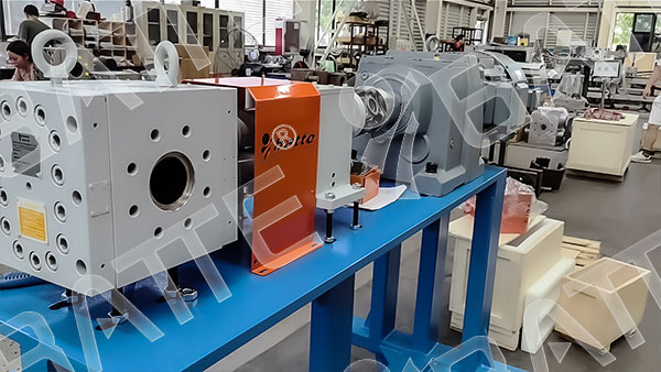 Polymer melt pump in extruder