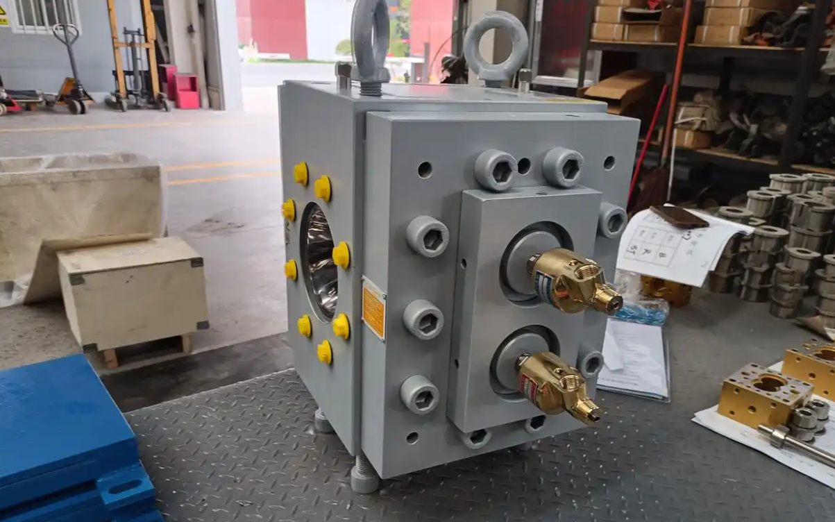 polymer melt pump in extruder