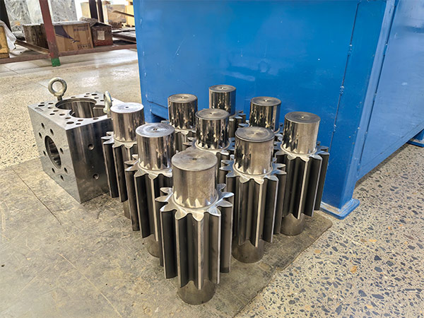 Polymer melt pump gear