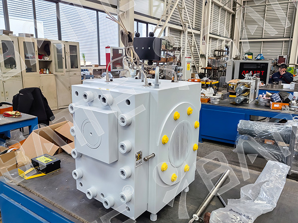 Polymer melt pump